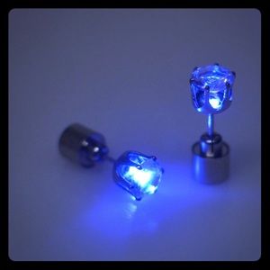 NWOT FESTIVE Blue 🔵 LED light blinking earrings.